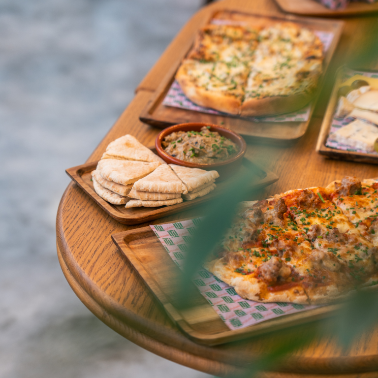 Table avec focaccia et pizza au titi palacio