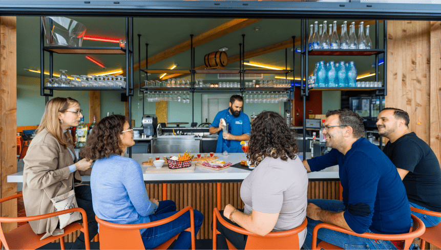 Apéro entre amis autour du bar