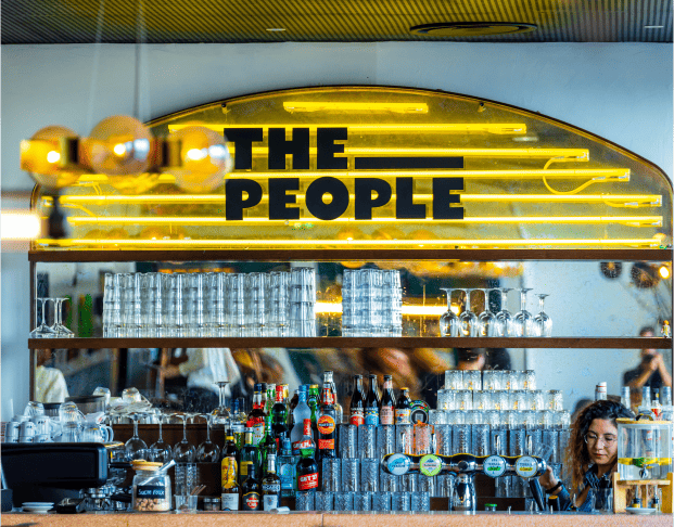 Bar avec écrit The People