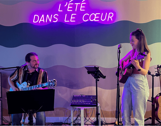 Concert avec des chanteurs et musiciens