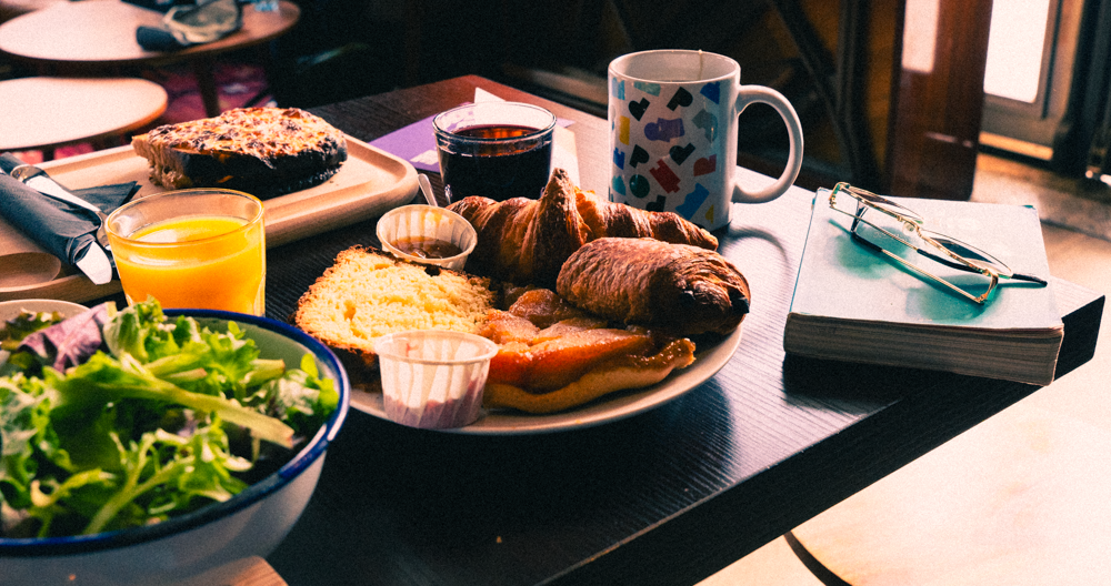 Assiettes de petit-déjeuner avec des viennoiseries