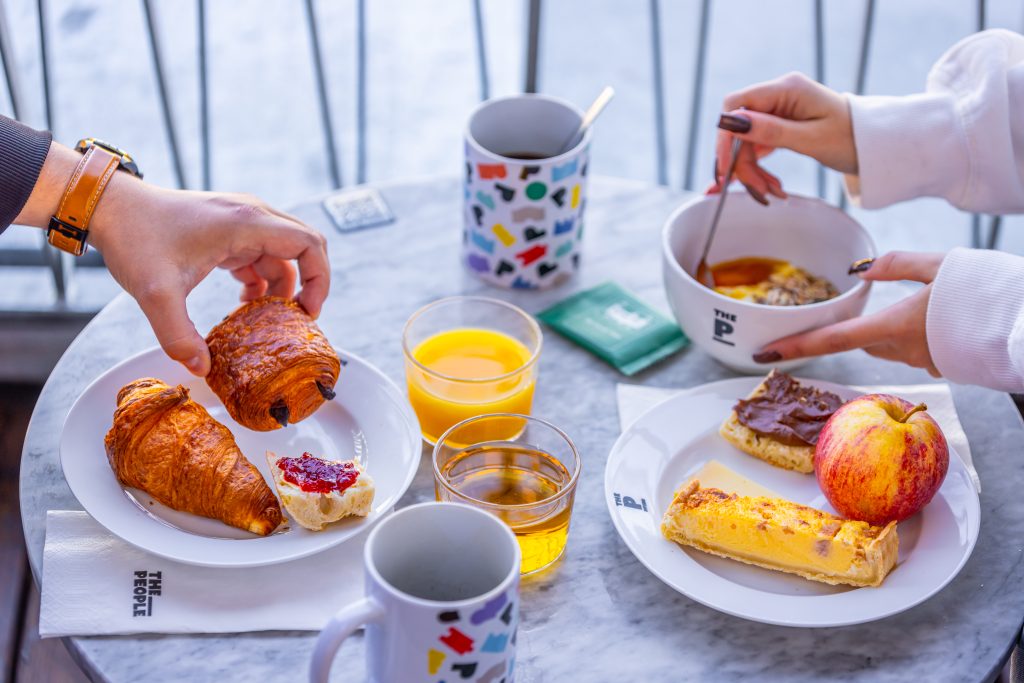 Table de petit-déjeuner avec viennoiseries et boissons