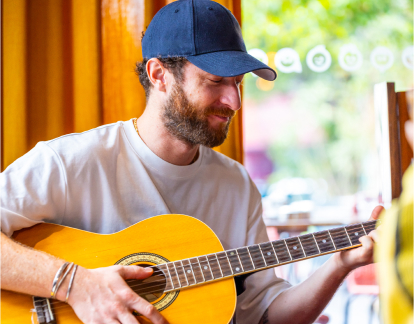 Homme jouant de la guitare dans le bar