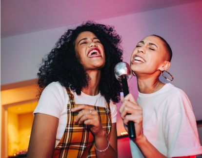 Deux amies chantant au karaoke