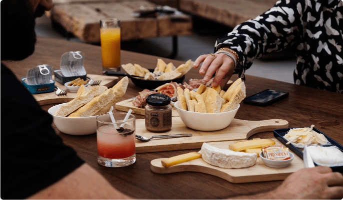 Assortiment de plateau de fromage pour l'apéro