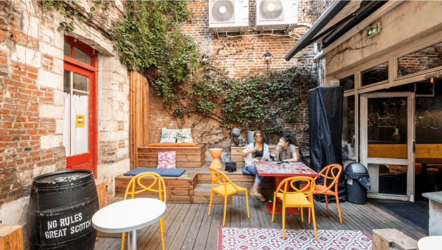 Terrasse du restaurant lillois avec le charme de ses vieilles pierres