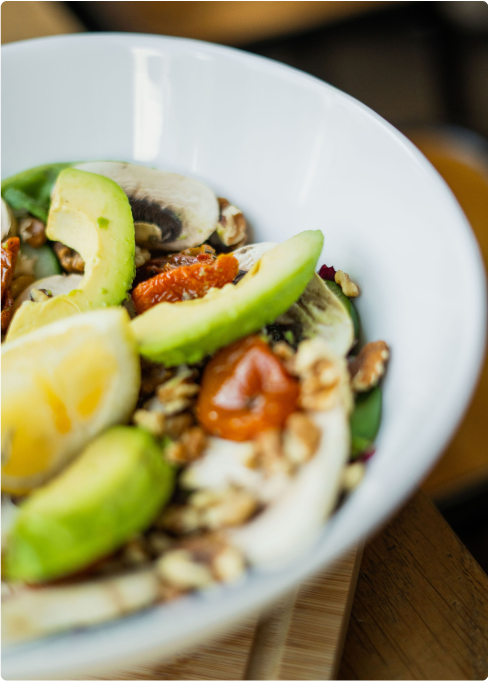 Zoom sur la salade d'avocat champignon