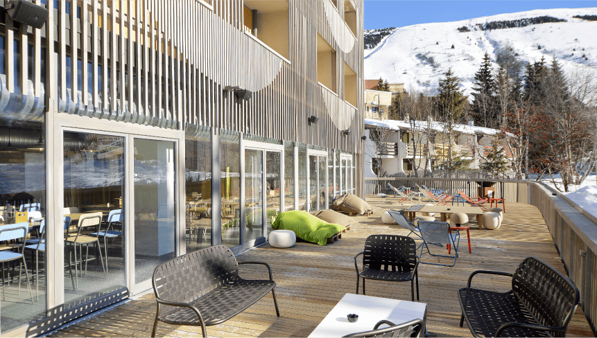 Grande terrasse avec vue sur les pistes de la station