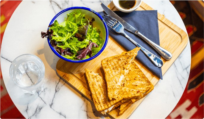 toast de pain garni et une petite salade