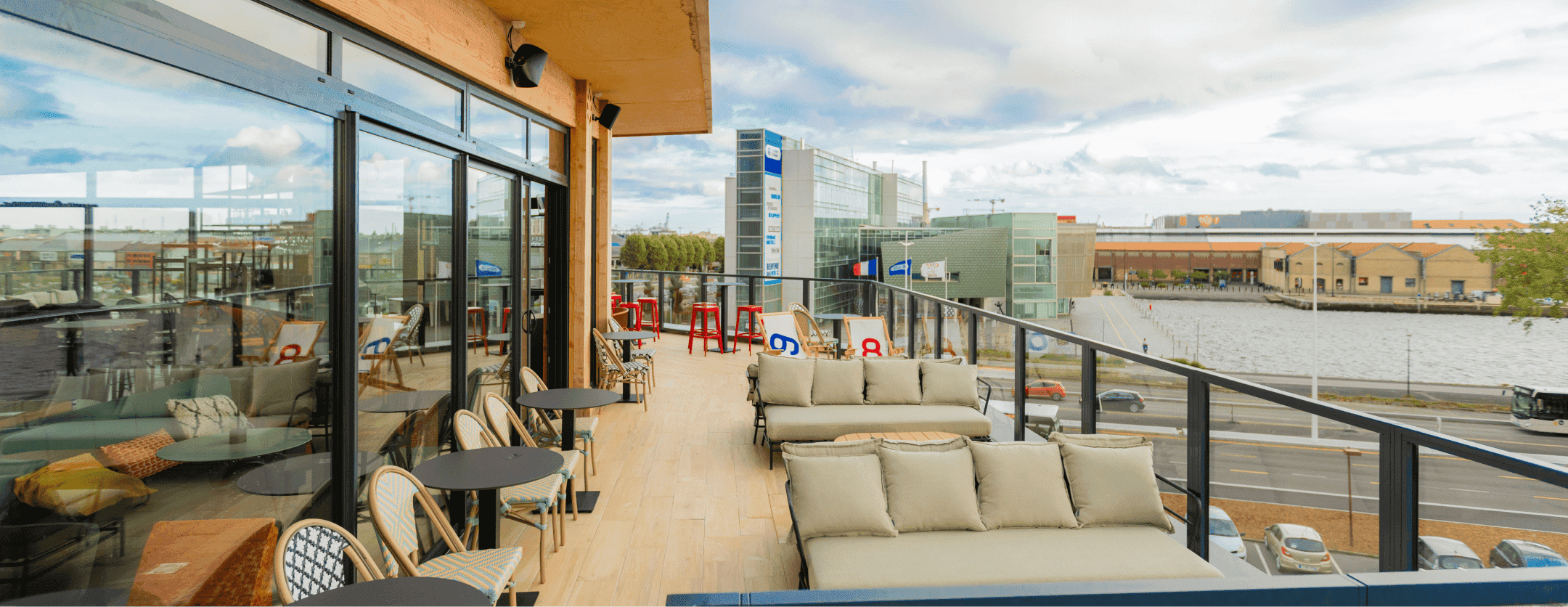 Terrasse du restaurant avec vue sur la ville