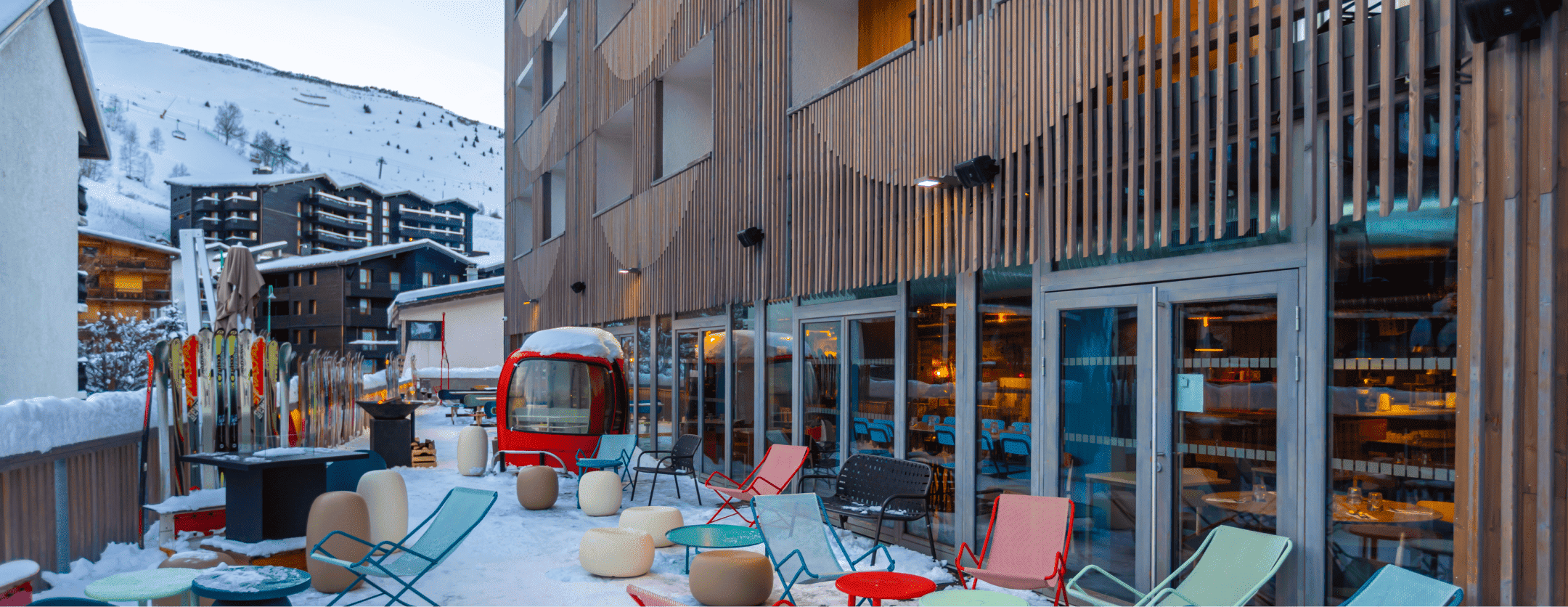 Vue sur la terrasse dans la station des deux alpes